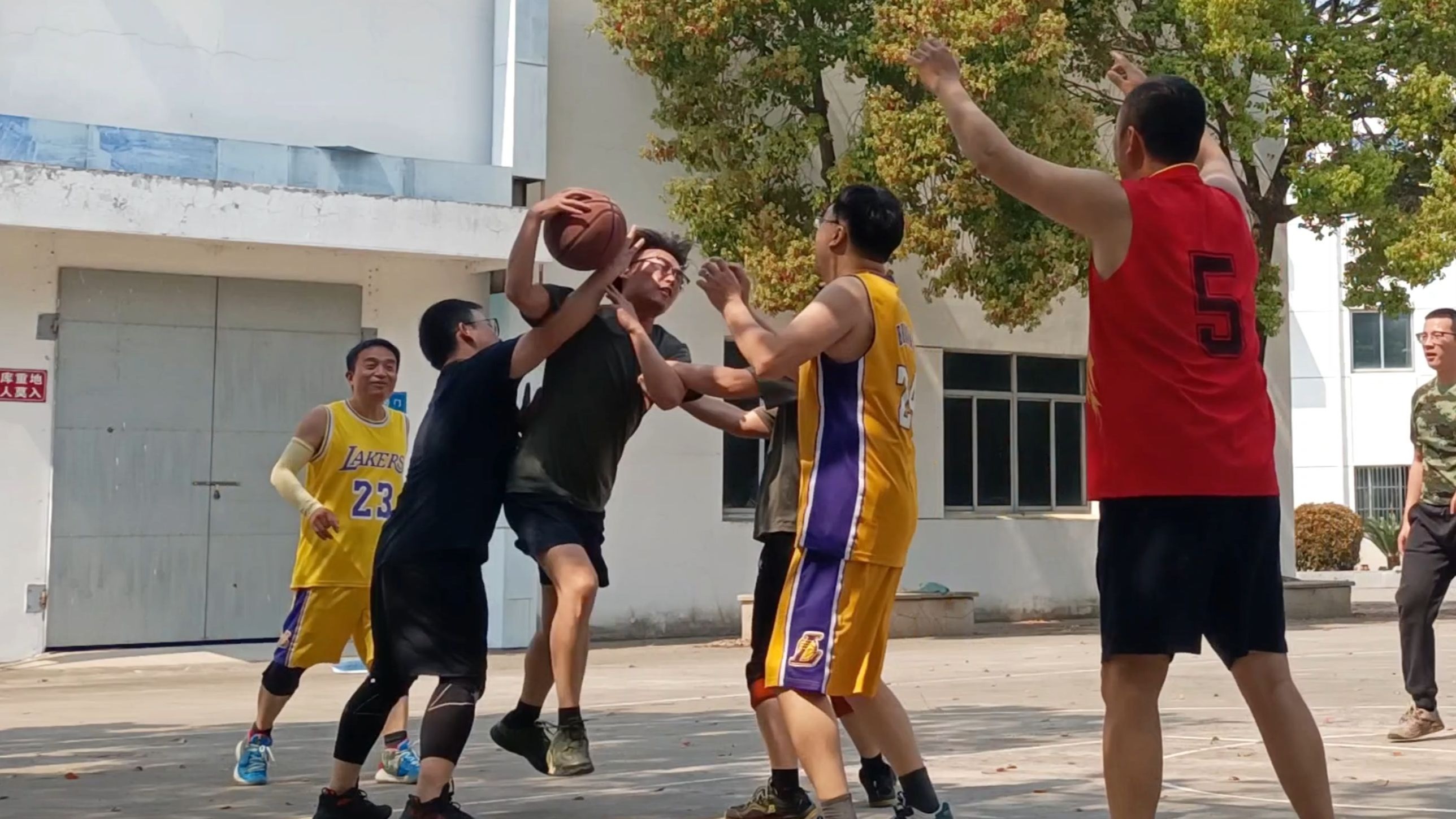 火爆对决！球场上的激烈比拼