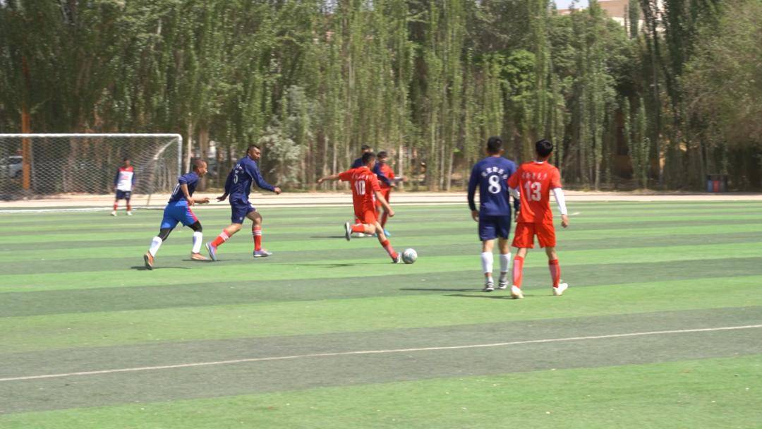 足球比赛场面激荡不已，球员们争分夺秒